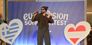 Τραγούδησε το «Ferto» στην πρεσβευτική κατοικία της Αυστρίας ο Akylas