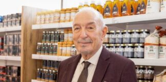 Ο Τάσος Αρνιακός στο μανάβικο του ΣΟΥΠΕΡ