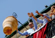 Πάσχα: Οι «Μπότηδες» της Κέρκυρας και μερικά από τα πιο ιδιαίτερα πασχαλινά έθιμα το κόσμου