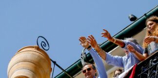 Πάσχα: Οι «Μπότηδες» της Κέρκυρας και μερικά από τα πιο ιδιαίτερα πασχαλινά έθιμα το κόσμου