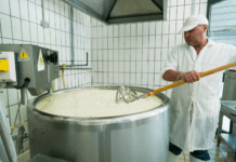 Σε ΦΕΚ η ΚΥΑ για αποζημιώσεις 8 εκατ. για τυροκόμους στη Λέσβο