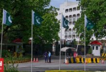 Στο χείλος της κατάρρευσης η εκεχειρία – Απειλές, όροι και επιθεσεις σκιάζουν τις συνομιλίες