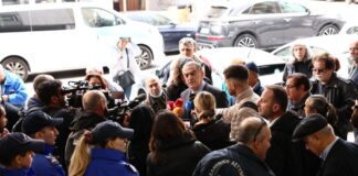 Συγκέντρωση διαμαρτυρίας κτηνοτρόφων και κατοίκων της Λέσβου έξω από το υπουργείο Αγροτικής Ανάπτυξης πριν από τη σύσκεψη