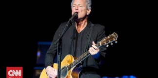 Ο Λίντσεϊ Μπάκιγχαμ δέχθηκε επίθεση από γυναίκα στη Σάντα Μόνικα