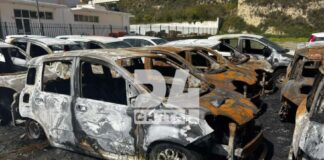 Ηράκλειο: Εικόνες καταστροφής μετά τη φωτιά σε χώρο στάθμευσης ενοικιαζόμενων αυτοκινήτων