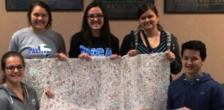 Μαθητές στις ΗΠΑ μετατρέπουν πλαστικές σακούλες σε στρώματα ύπνου για αστέγους