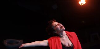 «NINA 2» στο Theatre of the NO: Ένας μονόλογος για τον χρόνο, τη σκηνή και όσα μένουν όταν σβήσουν τα φώτα