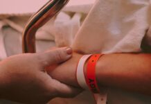 Σκύλος επιτέθηκε σε 2χρονο κοριτσάκι και το δάγκωσε στο κεφάλι