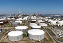 Έπεσε 5% η τιμή πετρελαίου με ελπίδα για λήξη της κρίσης σύντομα