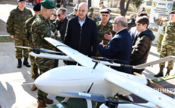 Στο 306 Εργοστάσιο Βάσης Τηλεπικοινωνιών ο Νίκος Δένδιας – «Μεγάλη πρόοδος στην ανάπτυξη σταθμών παραγωγής drones»