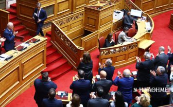 Με το βλέμμα στην ψηφοφορία για τις ασυλίες