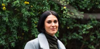 «Μπαμπά σ΄ αγαπώ» – Θεόβη Στύλλου: «Έφυγα από τη δικηγορία και τελικά υποδύομαι τη δικηγόρο στη σειρά»