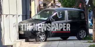 Βόλος: Αυτοκίνητο «καρφώθηκε» σε πολυκατοικία μετά τη σύγκρουση με άλλο όχημα