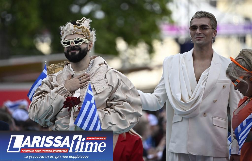 Eurovision 2026: Λάμψη στην επίσημη τελετή έναρξης και το τιρκουάζ χαλί στη Βιέννη – Υπό τους ήχους του «Ζορμπά» εμφανίστηκε ο Akylas