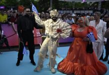 Eurovision 2026: Λάμψη στην επίσημη τελετή έναρξης και το τιρκουάζ χαλί στη Βιέννη – Υπό τους ήχους του «Ζορμπά» εμφανίστηκε ο Akylas