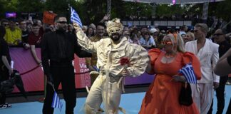 Eurovision 2026: Λάμψη στην επίσημη τελετή έναρξης και το τιρκουάζ χαλί στη Βιέννη – Υπό τους ήχους του «Ζορμπά» εμφανίστηκε ο Akylas