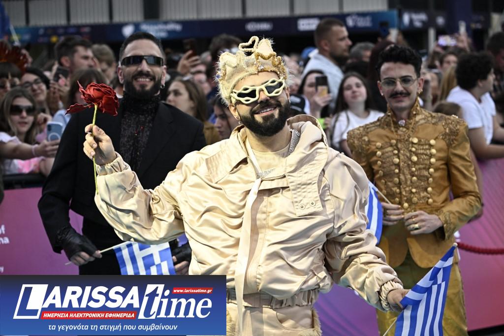 Eurovision 2026: Λάμψη στην επίσημη τελετή έναρξης και το τιρκουάζ χαλί στη Βιέννη – Υπό τους ήχους του «Ζορμπά» εμφανίστηκε ο Akylas