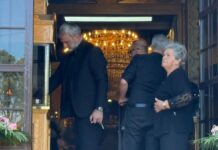Γωγώ Μαστροκώστα: Συντετριμμένος ο Τραϊανός Δέλλας στην κηδεία της, ντυμένος στα μαύρα, με άσπρη γενειάδα και κατεβασμένο το κεφάλι