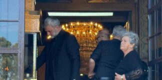 Γωγώ Μαστροκώστα: Συντετριμμένος ο Τραϊανός Δέλλας στην κηδεία της, ντυμένος στα μαύρα, με άσπρη γενειάδα και κατεβασμένο το κεφάλι