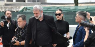 «Όπως ήθελε να μας βλέπει…»: Πιασμένος χέρι-χέρι με την κόρη της Βικτώρια ο Τραϊνός Δέλλας στην κηδεία της Γωγώς Μαστροκώστα