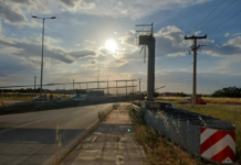 Φορτηγό ξήλωσε εναέρια πινακίδα σήμανσης και έπεσε σε μάντρα