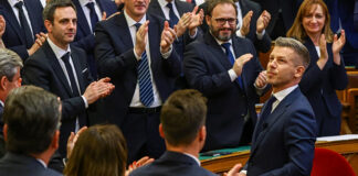 Ο Πέτερ Μαγιάρ ορκίστηκε πρωθυπουργός της Ουγγαρίας, βάζοντας τέλος στην 16ετή διακυβέρνηση του Όρμπαν