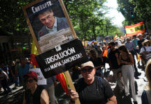 Ισπανία: Δεκάδες χιλιάδες διαδηλωτές στους δρόμους της Μαδρίτης υπέρ της παραίτησης Σάντσεθ