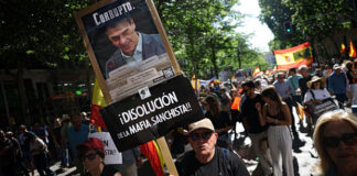 Ισπανία: Δεκάδες χιλιάδες διαδηλωτές στους δρόμους της Μαδρίτης υπέρ της παραίτησης Σάντσεθ