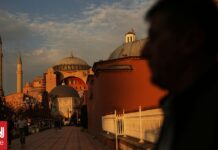 Ποινή φυλάκισης με αναστολή στους Έλληνες που άνοιξαν σημαία στην Αγία Σοφία