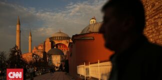 Ποινή φυλάκισης με αναστολή στους Έλληνες που άνοιξαν σημαία στην Αγία Σοφία