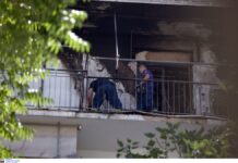 Στις φλόγες διπλοκατοικία στον Νέο Μαρμαρά – Επεκτάθηκε και σε άλλα σπίτια η φωτιά