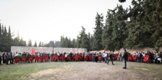 Καισαριανή: Συγκινητική πορεία και κατάθεση στεφάνων στο Σκοπευτήριο για την Πρωτομαγιά