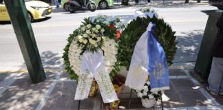 Τίμησαν τους νεκρούς στη Marfin: 16 χρόνια μετά, στεφάνια και λουλούδια στο σημείο της τραγωδίας