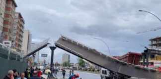 Άγκυρα: Η στιγμή που πεζογέφυρα καταρρέει όταν πέφτει πάνω της φορτηγό – Τρεις τραυματίες