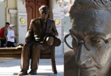 Bανδάλισαν το άγαλμα του Κωνσταντίνου Καβάφη στη Διονυσίου Αρεοπαγίτου – Έσπασαν τα γυαλιά του ποιητή