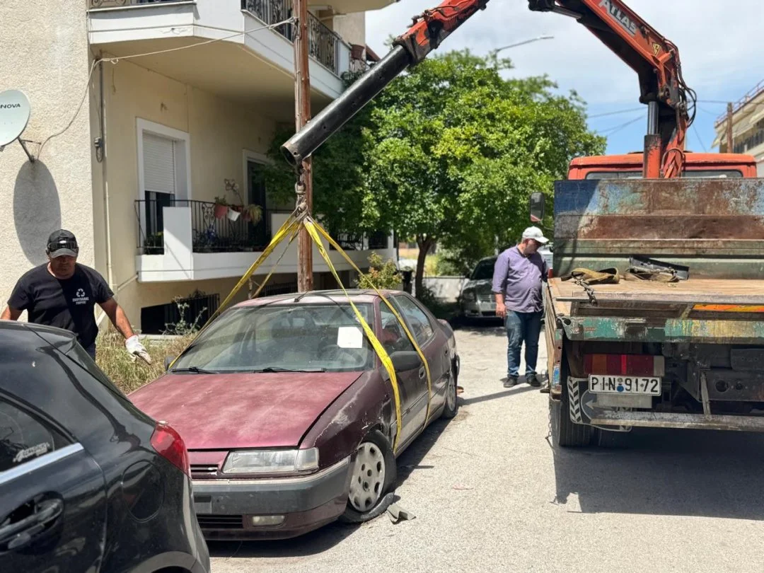 Στιγμιότυπο από την απομάκρυνση εγκαταλελειμμένων οχημάτων