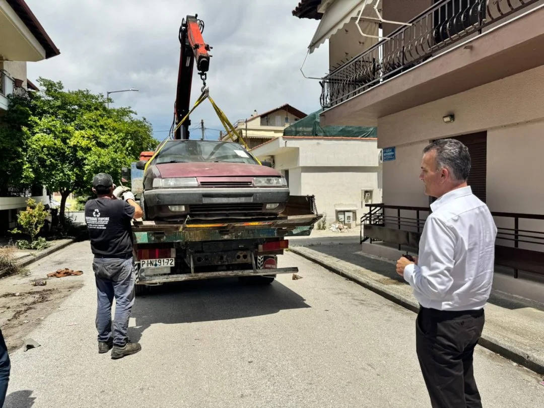 Στιγμιότυπο από την απομάκρυνση εγκαταλελειμμένων οχημάτων