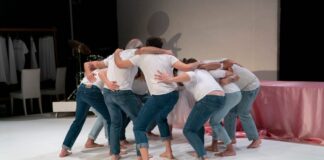 Μια θεατρική παράσταση για τις λέξεις που πληγώνουν και τις ταυτότητες που επιμένουν