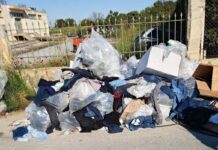Πρόστιμο 500 ευρώ σε πολίτη για παράνομη απόρριψη ρούχων
