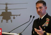 Πτήση του επικεφαλής της CENTCOM σε απόσταση αναπνοής από τα Στενά του Ορμούζ