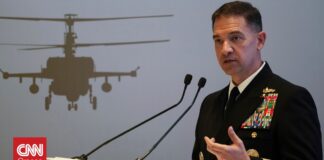 Πτήση του επικεφαλής της CENTCOM σε απόσταση αναπνοής από τα Στενά του Ορμούζ