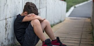 15χρονοι απείλησαν με σουγιά μαθητή και έκλεψαν 5 ευρώ – Στο αυτόφωρο και οι γονείς