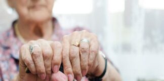 Επί 10 λεπτά χτυπούσε την ηλικιωμένη που έπασχε από άνοια η 67χρονη που υποτίθεται την φρόντιζε