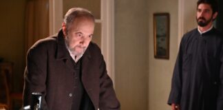 Ο Νικόλαος προσπαθεί να κρατήσει τον πατέρα του μακριά από τον Μαρκόπουλο