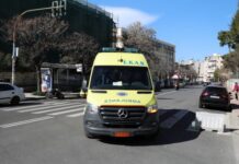 70χρονη έπεσε από μπαλκόνι τρίτου ορόφου ενώ καθάριζε