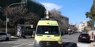 70χρονη έπεσε από μπαλκόνι τρίτου ορόφου ενώ καθάριζε