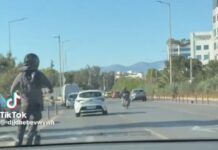 Νέο βίντεο με πατίνι: Αναβάτης κινείται με μεγάλη ταχύτητα στην αριστερή λωρίδα στην παραλιακή