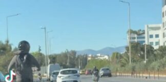 Νέο βίντεο με πατίνι: Αναβάτης κινείται με μεγάλη ταχύτητα στην αριστερή λωρίδα στην παραλιακή