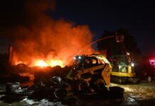 Πάτρα: Καλύτερη η εικόνα της φωτιάς στις εγκαταστάσεις της παλιάς Pirelli – Συνεχίζεται η μάχη της κατάσβεσης