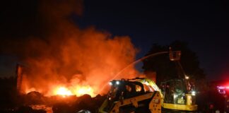 Πάτρα: Καλύτερη η εικόνα της φωτιάς στις εγκαταστάσεις της παλιάς Pirelli – Συνεχίζεται η μάχη της κατάσβεσης
